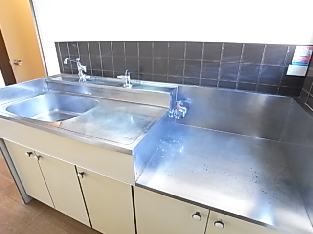 Kitchen. Two-burner gas stove can be installed!