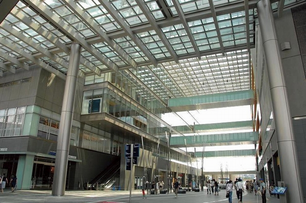 Tokyu Denentoshi / Tokyu Oimachi Line Futakotamagawa Station (10 minute walk). Around the station will gather useful shopping spot