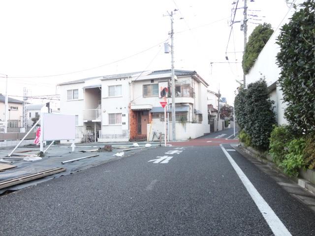 Local photos, including front road. Local (11 May 2013) Shooting