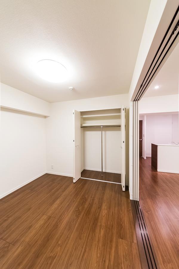 Non-living room. Western-style facing the south-facing balcony 1