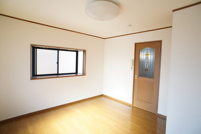 Living and room. Good bright room per yang ☆