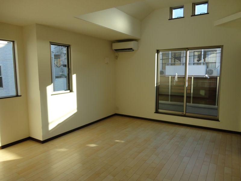 Living. Living 18.5 Pledge, Spacious living space to be able to spend a quiet and comfortable retirement free from worldly cares.