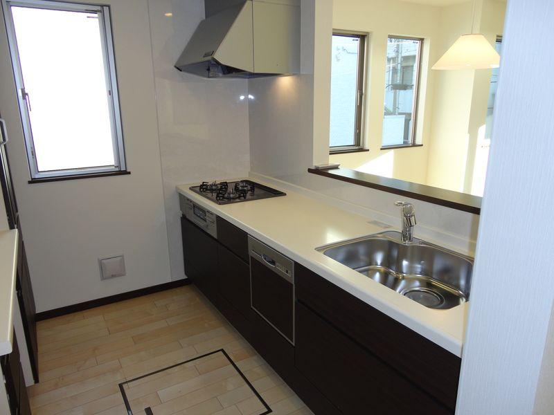 Kitchen. The space of the popularity of the system kitchen is high functionality There is under-floor storage.