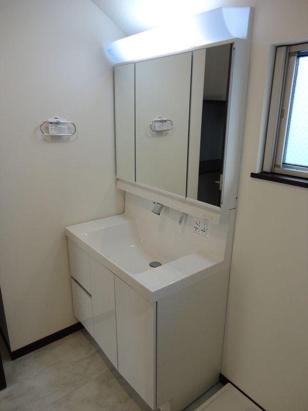 Wash basin, toilet. Independent wash basin mirror and easy-to-use large