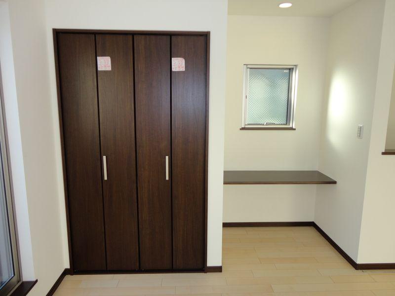 Receipt. Storage space in the living room, There is also a storage shelf.