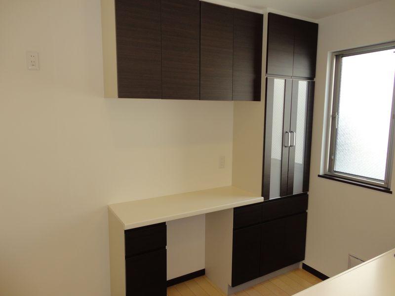 Kitchen. Storage rack on the back of the kitchen, You can fully accommodate the many dishes.