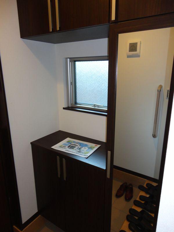 Entrance. Entrance of introspection photos, There is also afford to put small items not only the shoe box.