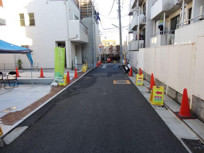 Local appearance photo. Road of the neighborhood in front of the house, It is surrounded by a quiet residential area.