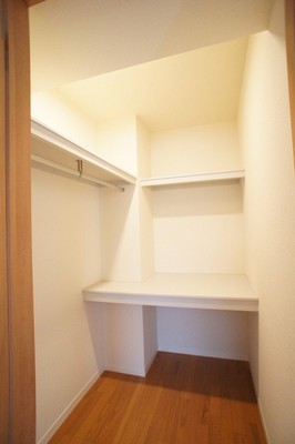 Receipt. Walk-in closet storage! Widely it can take advantage of the room!