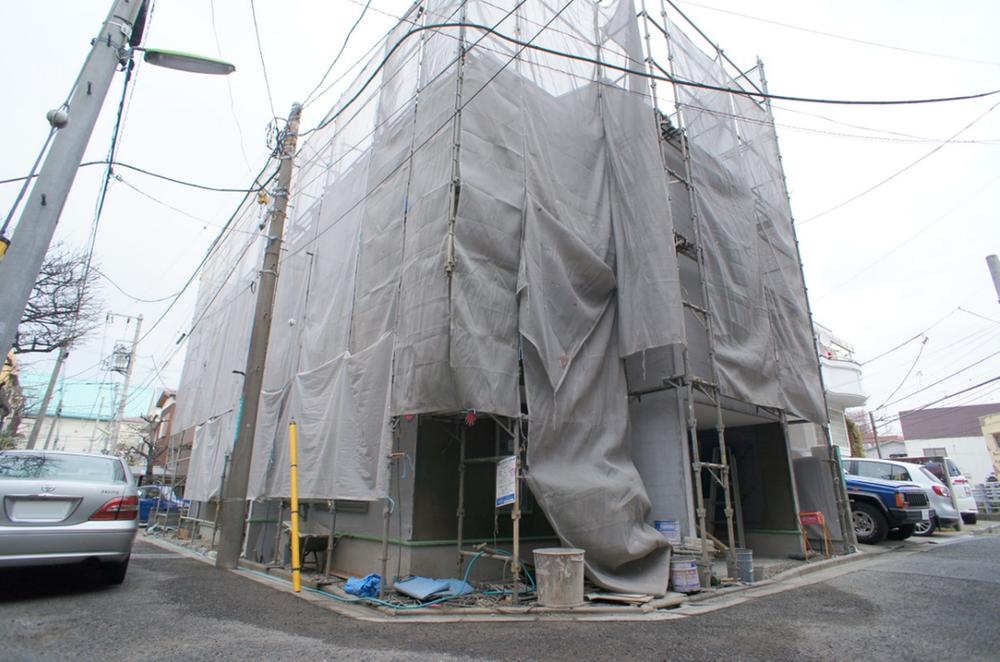 Local photos, including front road. Local (12 May 2013) shooting A Building is good per yang for the southwest corner lot. 