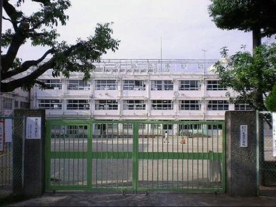 Primary school. 661m to Setagaya Ward Kuhonbutsu Elementary School