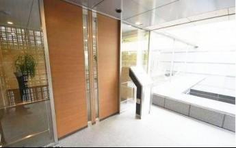 Entrance. Common areas