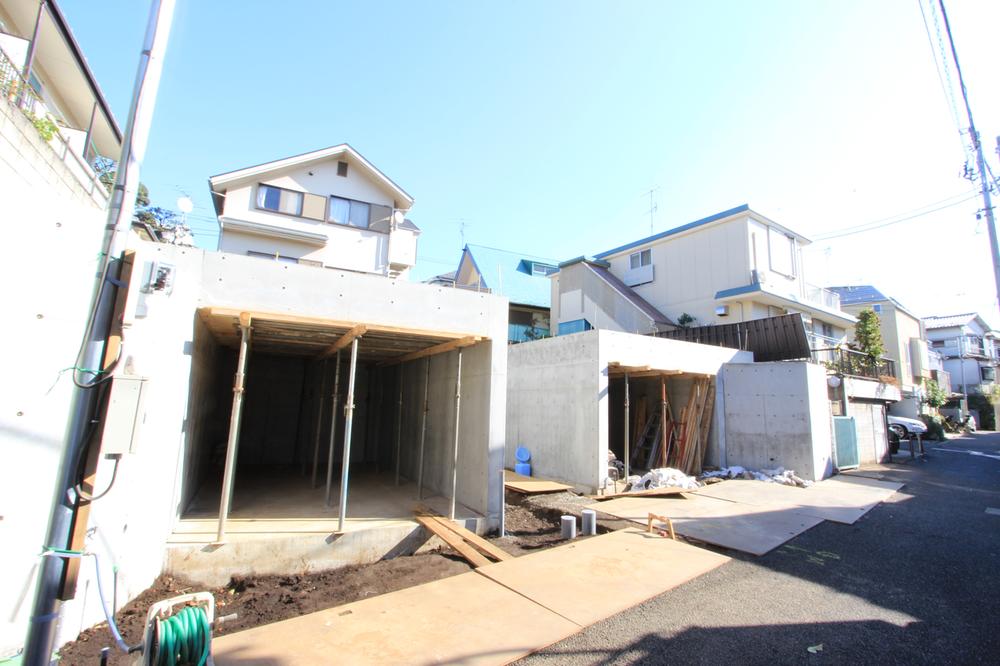 Local photos, including front road. Local appearance