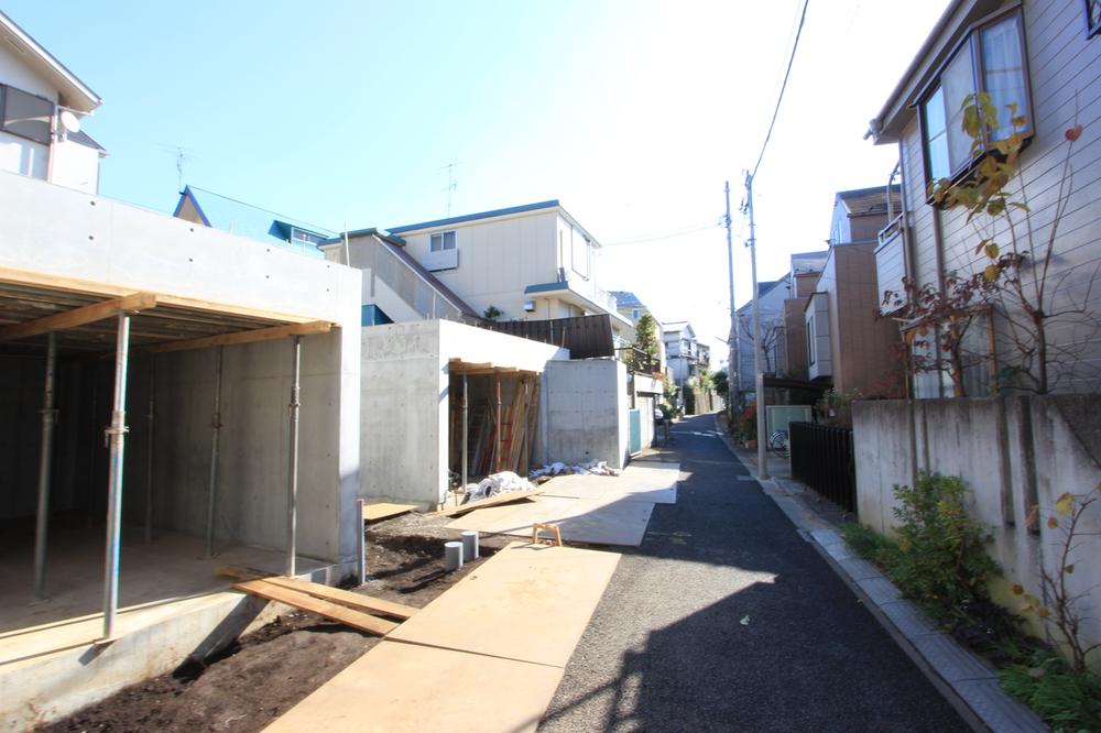 Local photos, including front road. Local appearance