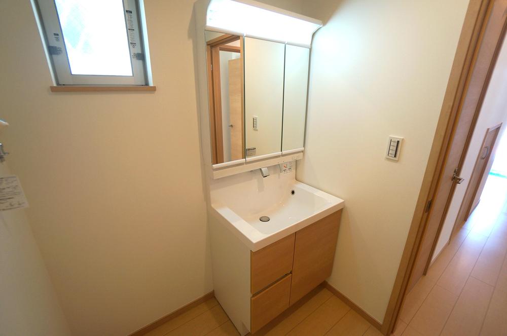 Wash basin, toilet. Wash basin