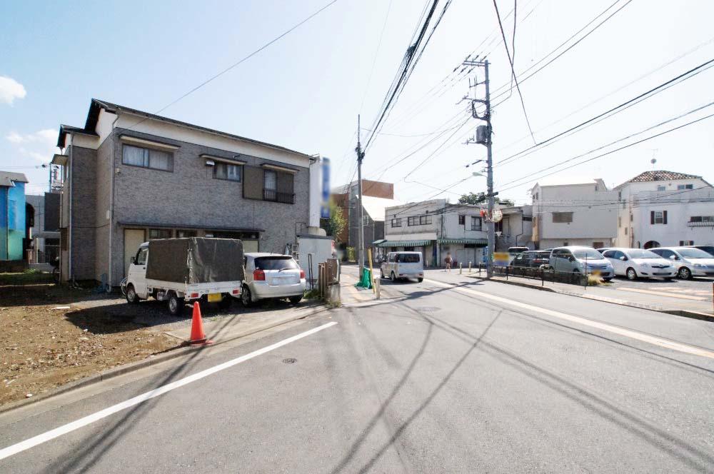 Local photos, including front road. Front road is spacious 5m public roads. Car loading and unloading is also a breeze. 