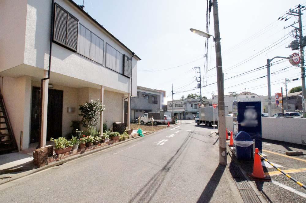 Local photos, including front road. Front road car through even less, Small children is also worry. 