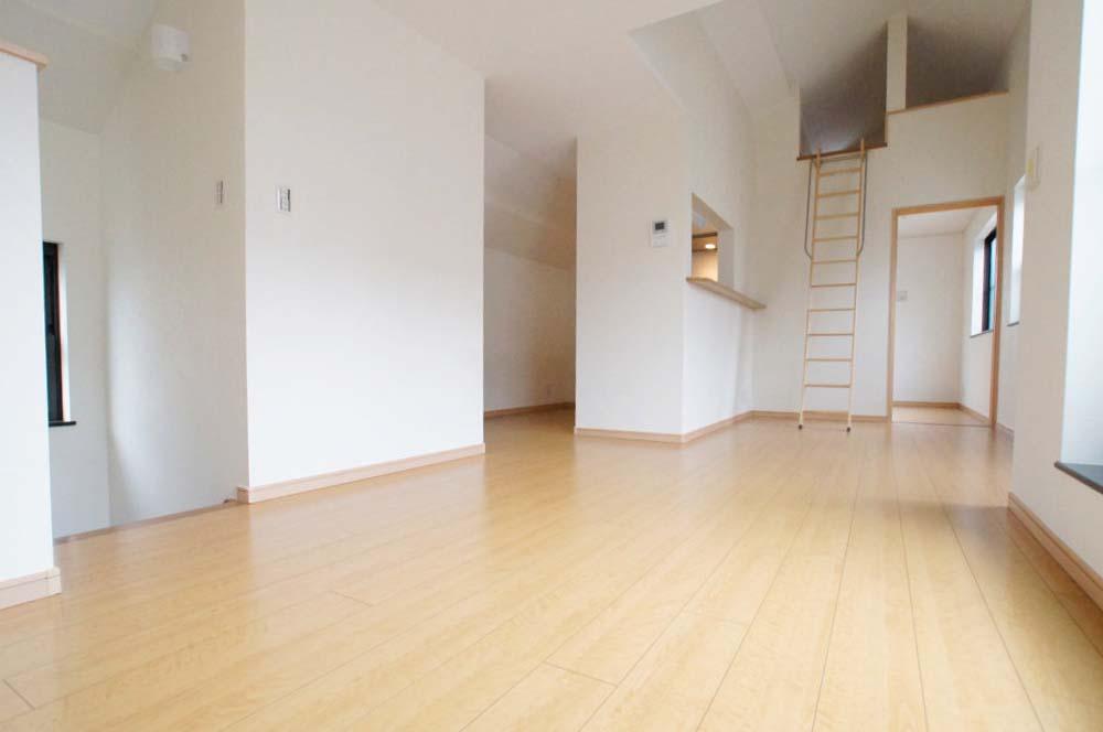 Same specifications photos (living). It will be the construction example of living. It comes with floor heating. 