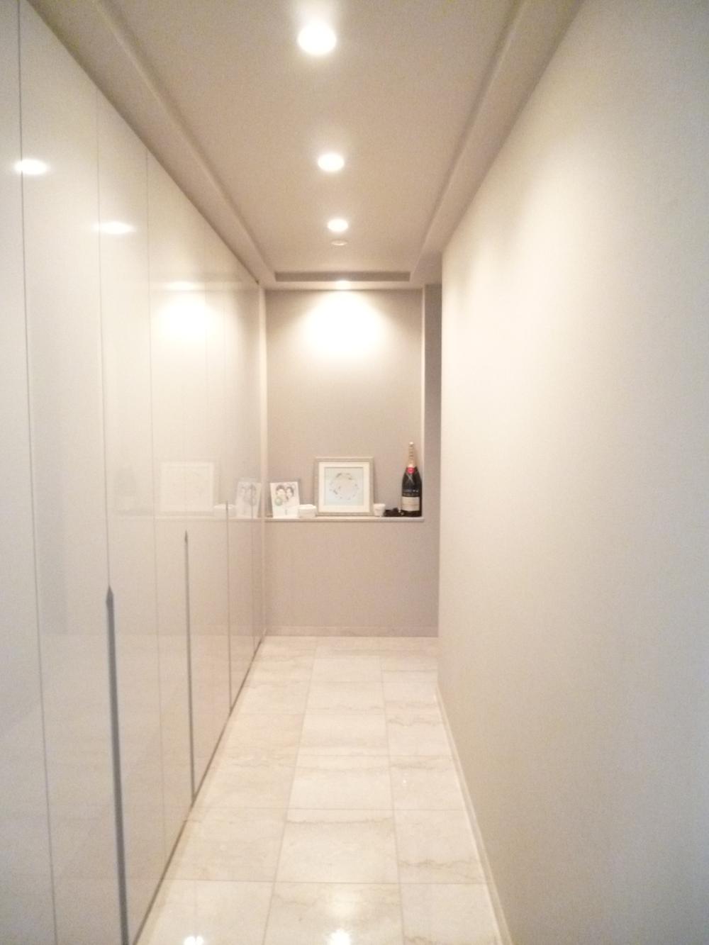 Entrance. Bright entrance that white was the keynote. All left surface storage space. Please be directed to your liking in the cabinet.