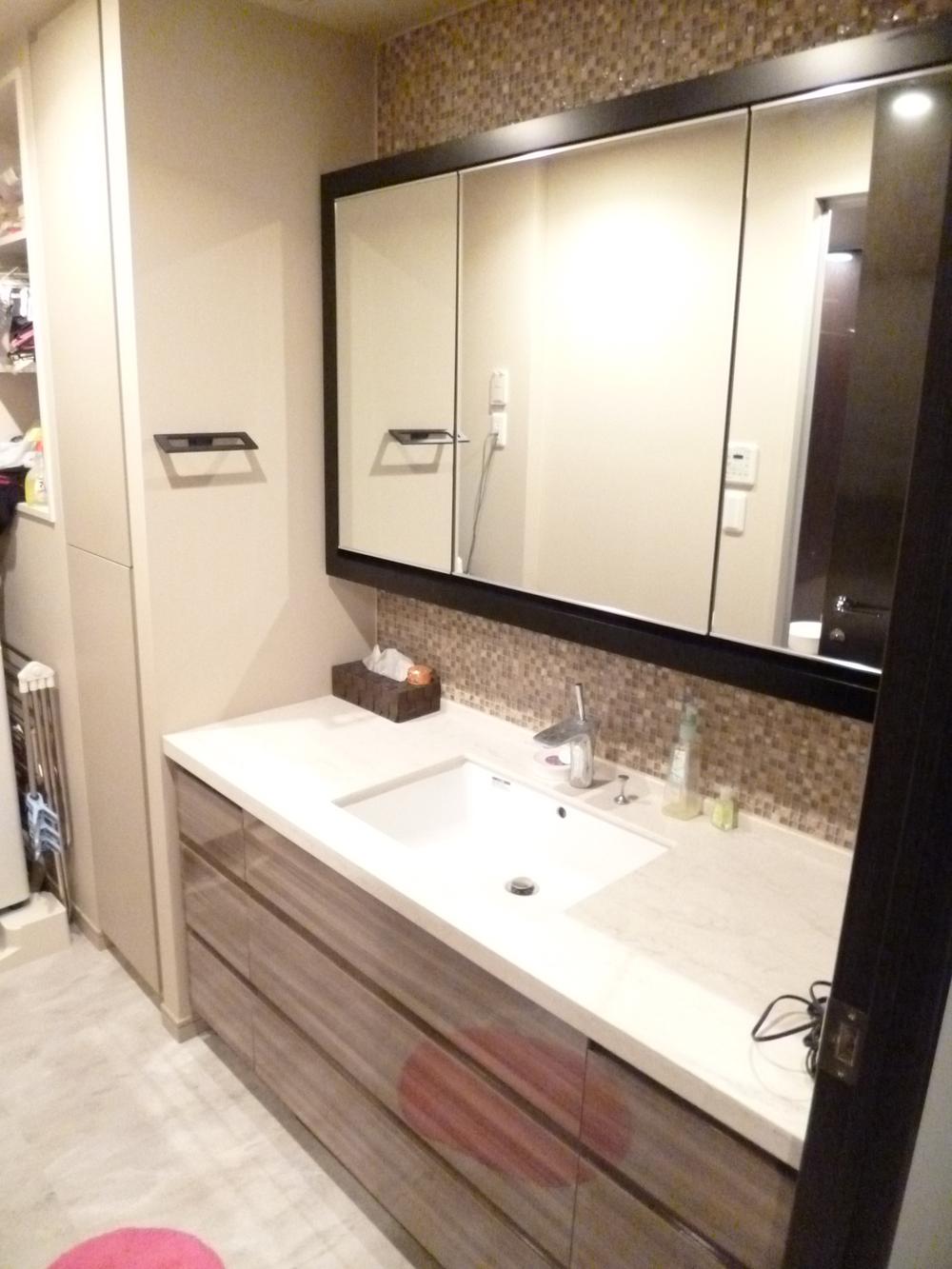 Wash basin, toilet. Wide type there is a clear. Storage capacity is also abundant.