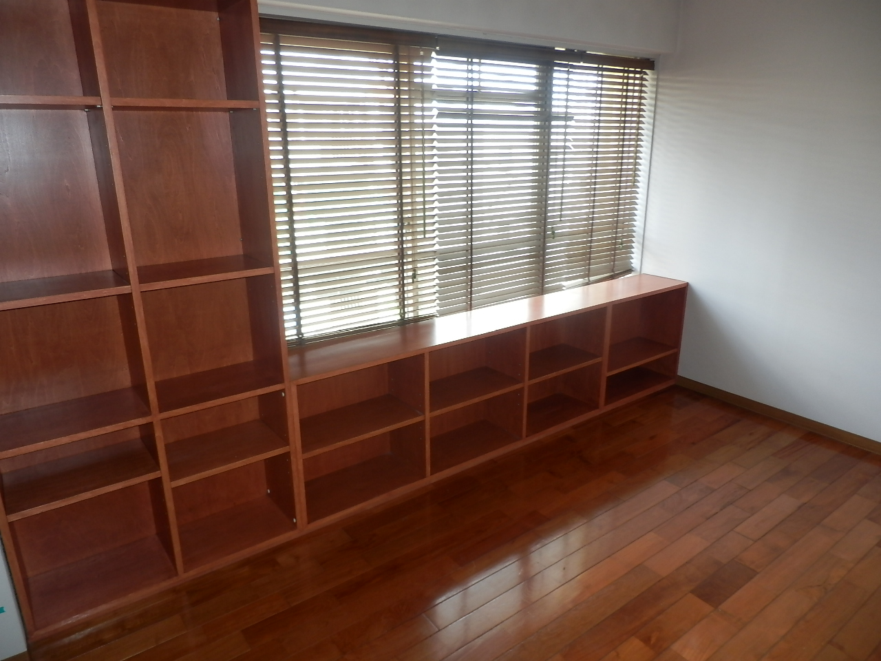 Living and room. Western-style is 4.5 Pledge