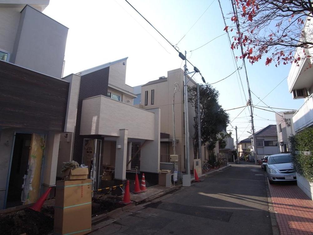 Local photos, including front road. Local (11 May 2013) Shooting