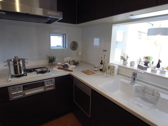 Kitchen. Indoor (12 May 2013) Shooting