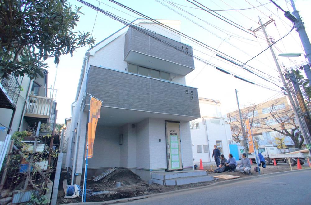 Local photos, including front road. Local (12 May 2013) Shooting