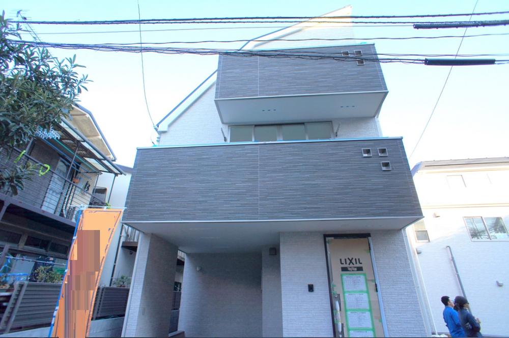 Local appearance photo. Local (12 May 2013) Shooting