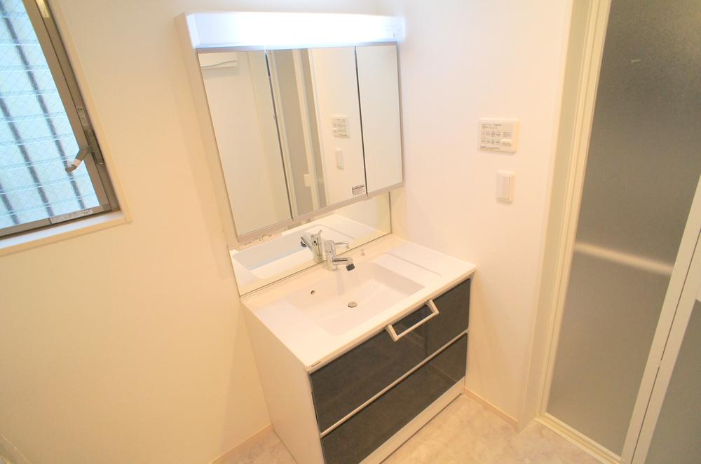 Wash basin, toilet. Indoor (12 May 2013) Shooting