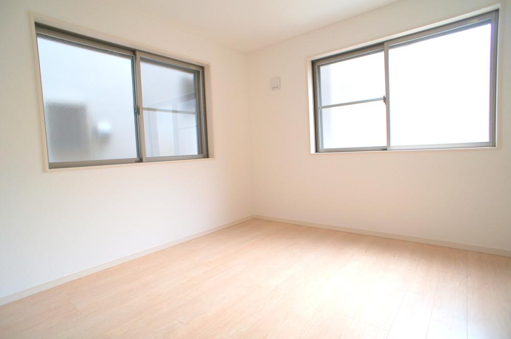 Non-living room. 6.11 Pledge Western-style: bright living room with two-sided lighting