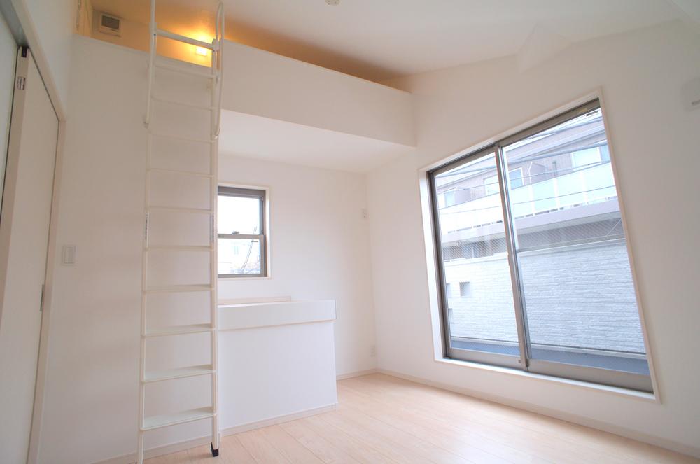 Non-living room. 6.83 Pledge Western-style: with the upper loft