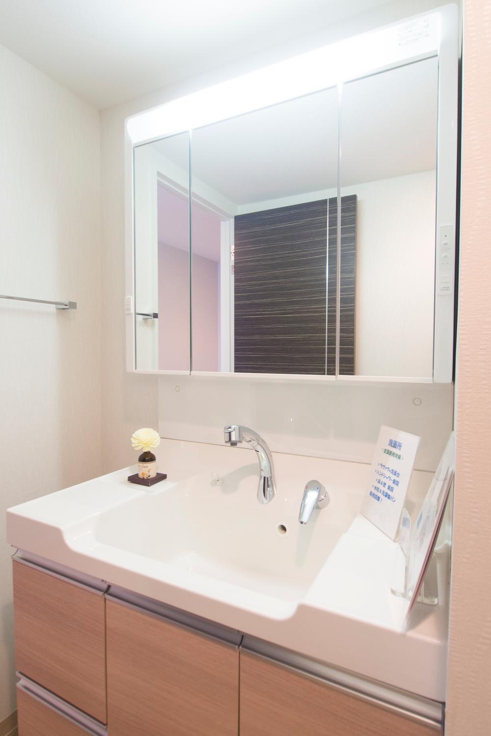 Wash basin, toilet. Indoor (12 May 2013) Shooting