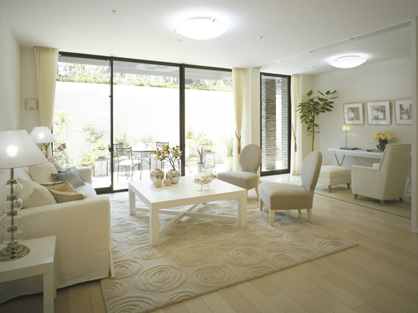 Living.  [Living-dining] Pillar ・ Produce a clean space there are no beams, It was adopted Haisasshi from the floor-to-ceiling, Airy living-dining. Outdoor party large terrace also enjoy 78 sq m has spread to the window destination (Model Room B-BT type)