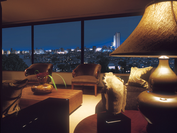 Living.  [Living-dining] Fun Mel living the downtown night view from the panoramic window ・ dining.