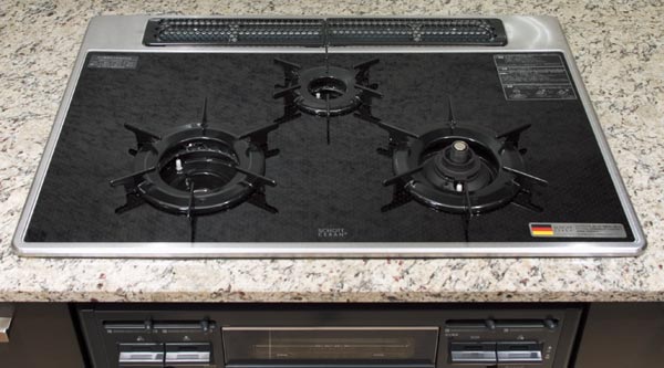 Kitchen.  [Glass top plate that are both beauty and function] It is loved all over the world, Germany ・ Adopt a shot manufactured by heat-resistant ceramic glass top plate. Not only beautiful, Strongly to heat and shock, Difficult dirty luck, It is easy to clean.