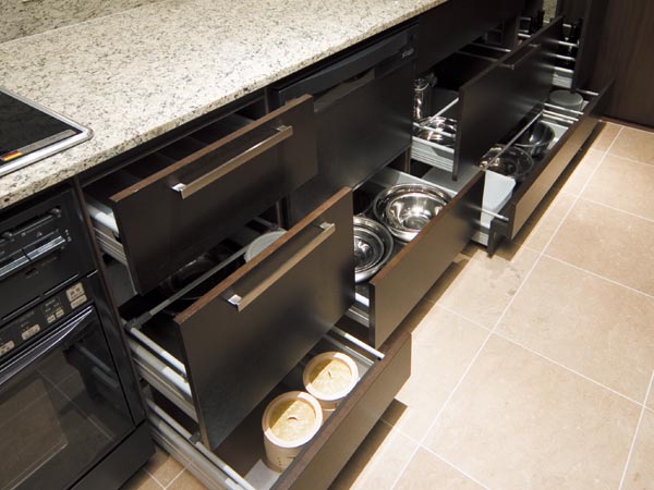 Kitchen.  [Sliding storage that can store plenty] Storage of system kitchens, It can be effectively utilized in the prone cabinet in a dead space, It has adopted a sliding storage.