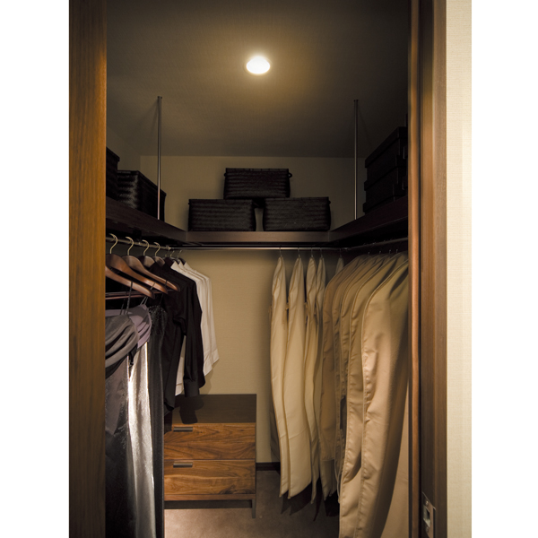 Receipt.  [It boasts a walk-in closet functionality and high storage capacity] Walk-in closet that can confirm the stored items at a glance is, Large-scale storage with the size of the room. In addition to the storage of a number of clothing, Drawer to feet and chest, You can put even shoe box.