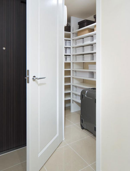 Receipt.  [Shoes-in closet] Has established a large shoe-in closet that can enter and leave with one's shoes on. Not only footwear, Such as the long object and stroller, such as a golf bag, You can also collectively housed those bulky. (Presence or absence of installation, It depends on the dwelling unit type. )
