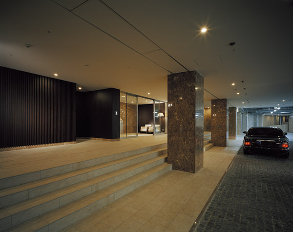 Buildings and facilities. Underground entrance driveway. When getting on and off, You do not have to worry about getting wet in the rain (coach Entrance)