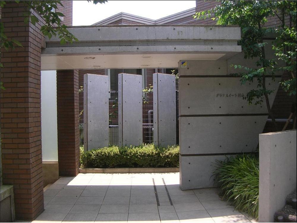 Entrance. Common areas