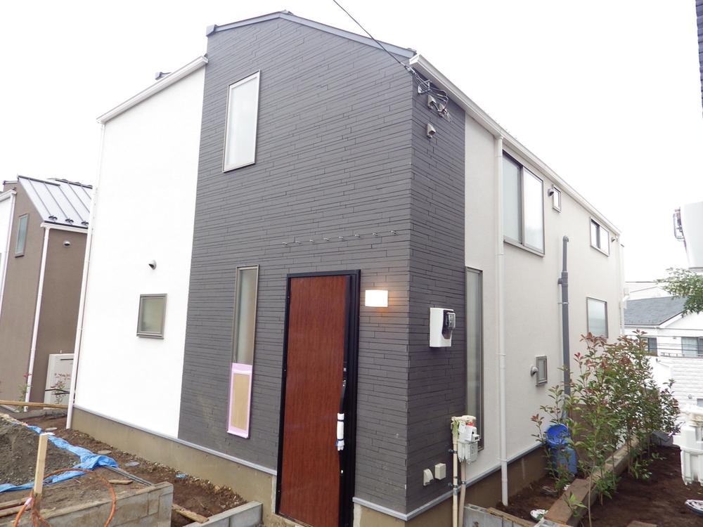 Local appearance photo. Photos from the entrance side of the B Building.