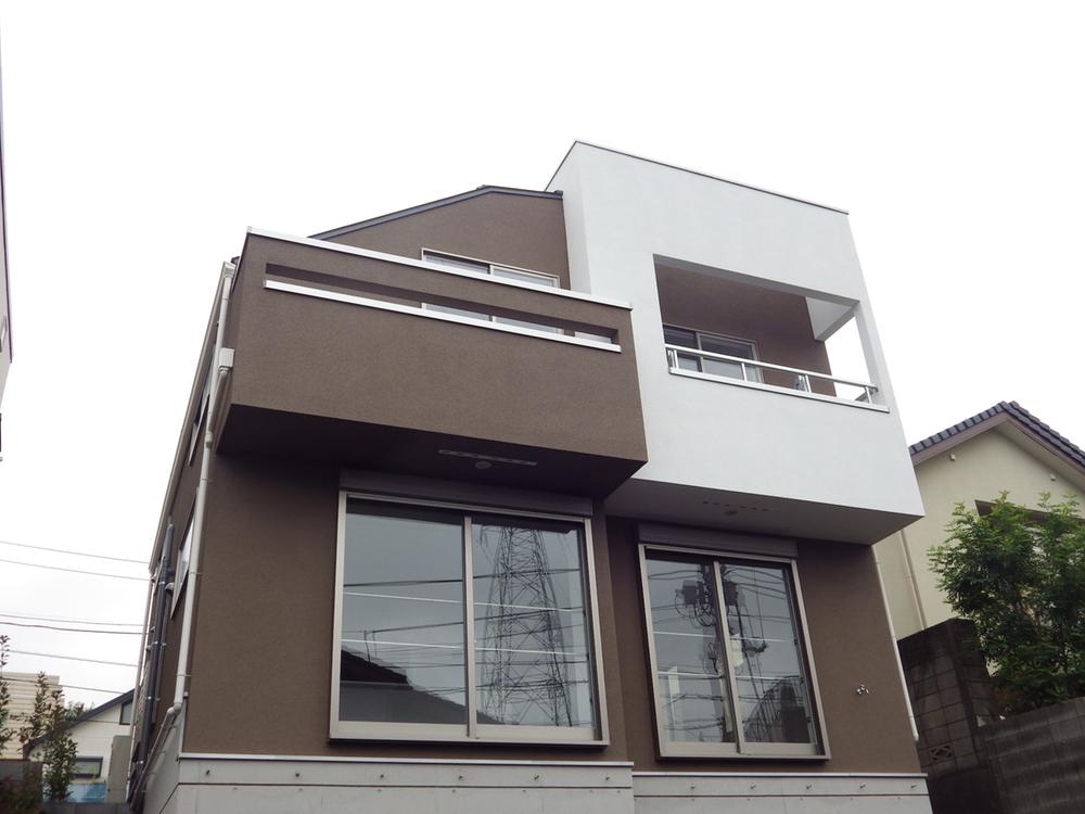 Local appearance photo. The appearance of the C Building, which was placed in a white to accent the tea-based.