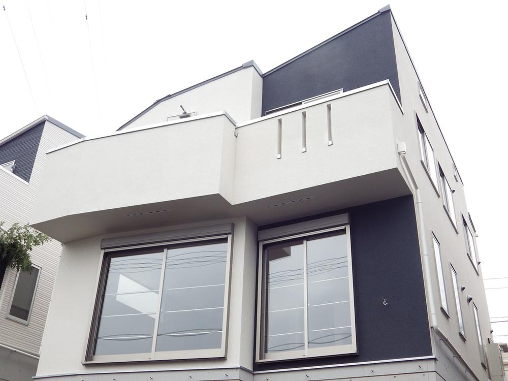 Local appearance photo. Appearance of vivid B Building contrast of white and blue is bathed in sun.