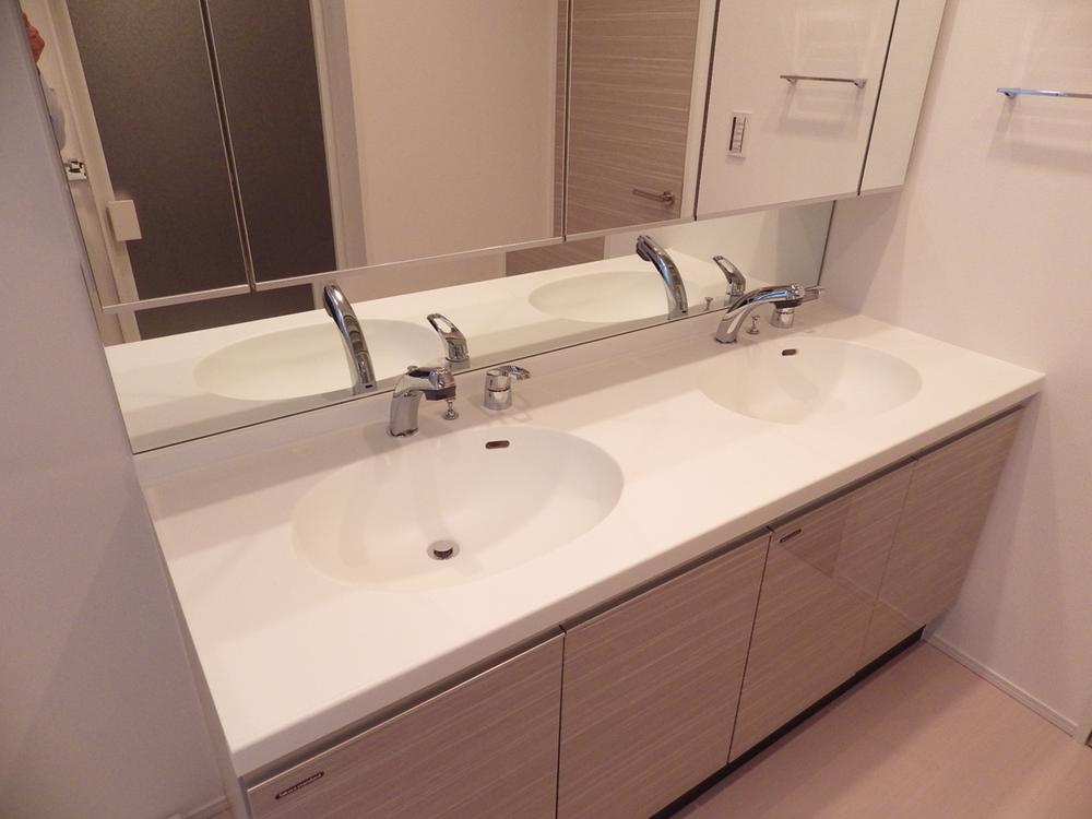 Wash basin, toilet. Vanity C Building of convenient twin bowl when the time is overlapped with family