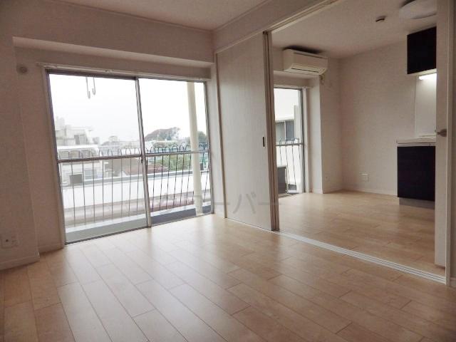 Living. Living from Western-style