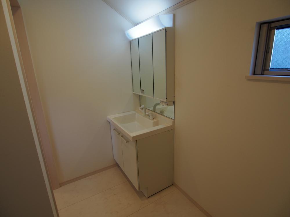 Wash basin, toilet. Indoor (12 May 2013) Shooting