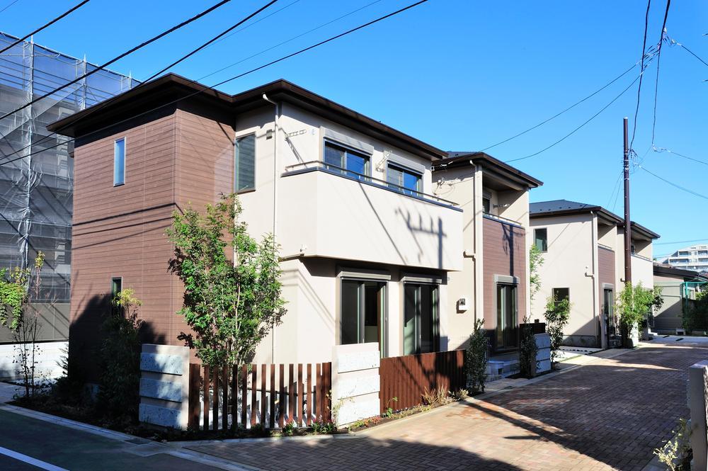 Local appearance photo. Denentoshi Tokyu to know the urban sophistication of "Yoga" the location of the 10-minute walk from the station. Luxurious position to live being held in two of the green scenery of the "Umagotooyakesono" "Kinutakoen"