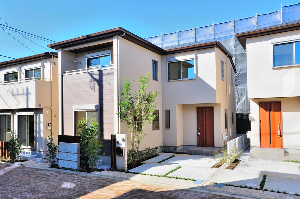 Local appearance photo. The overlap with the texture of the wood grain, Outer wall material in which the earth color tones.  As response to the flavor and feeling of opening that has been cultivated in "Kamiyoga",  Carefully selected materials will continue along with a rich look to the private residence. 