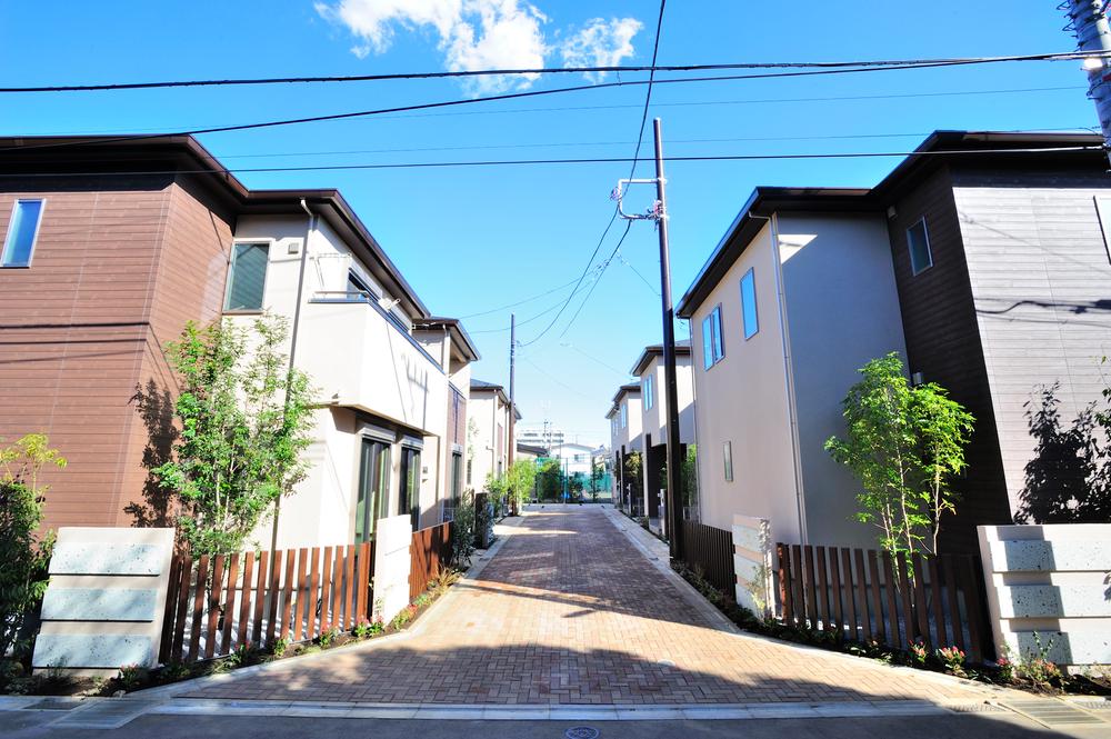 Weaving in thinking of the living "tree house of the city" all 8 House bright and refreshing distribution building plan poured into the room comfortably light and wind, It will produce a space in which nature and family gather. Weaving in thinking of the lives